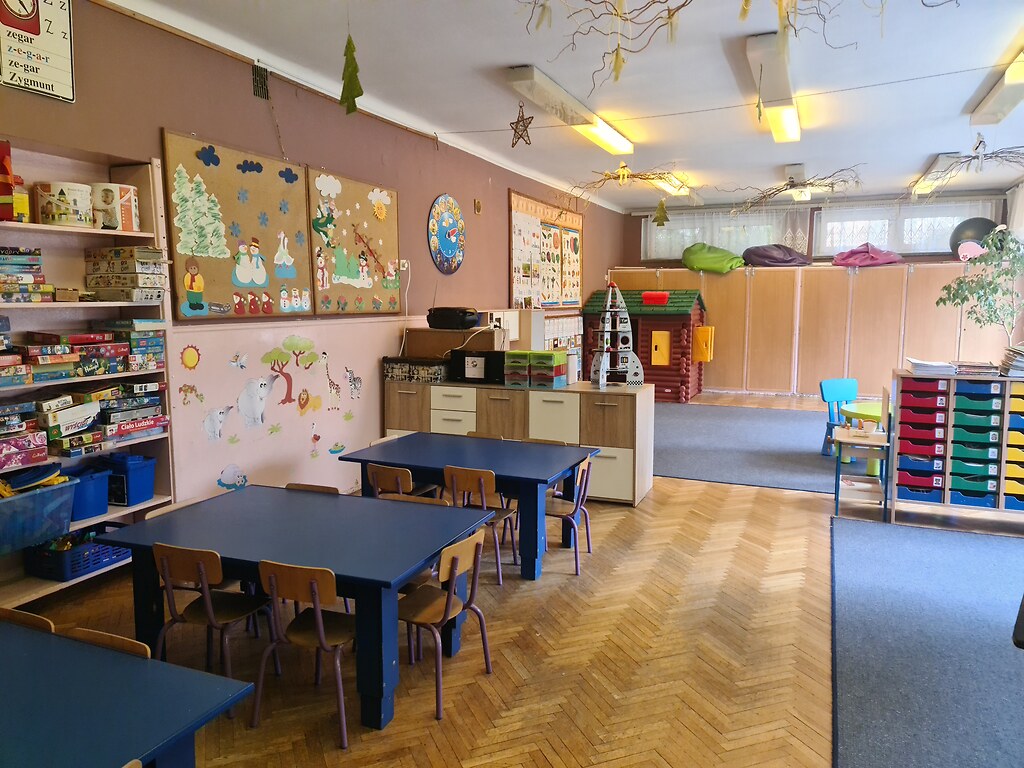 Stoliki do spożywania posiłków i do zabaw edukacyjnych