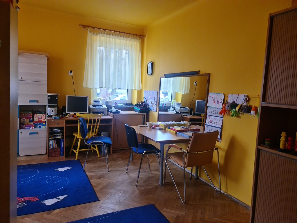 Duże lustro w gabinecie logopedycznym